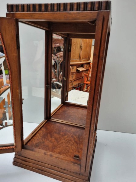 Open vintage eikenhouten hangvitrinekastje met facetgeslepen glas in lood en glazen legplank